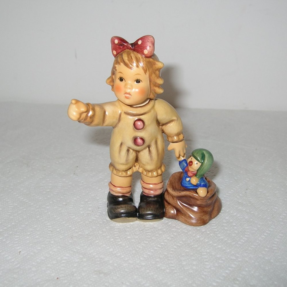 Goebel Hummel "Looking Around" Figurine #2089/A TMK 8 **EXCLUSIVE EDITION**